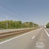 Bestuurder onder invloed rijdt zich vast in bedding kusttram: glas wijn staat naast hem in auto