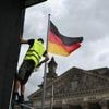 Christo und Jeanne-Claude: Aufbau für Reichstagsprojektion in Berlin läuft