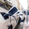 Steeds meer publieke laadpalen voor elektrisch rijden: vaker laden op loopafstand