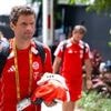 Vom FC Bayern in die USA?: Thomas Müller deutet in Video Wechsel „über großen Teich“ an
