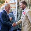 Gezellige ontmoeting tussen David Beckham en koning Charles bij bloemenexpo, terwijl zoon Brooklyn dineert bij prins Harry