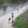 Baart de tijdslimiet zorgen in zware gravelrit vol pechgevallen? “In geval van nood is in het peloton wel sprake van solidariteit”