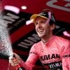 Simon Yates neemt roze trui over na tactische meesterzet: Vis­ma-kop­man kan eindover­win­ning Giro ruiken