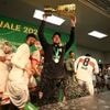 Nach DFB-Pokalsieg: Sektdusche für Hoeneß: VfB-Spieler stürmen Pressekonferenz
