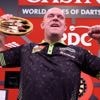 Emotionele Van Gerwen klopt Littler en wint na twee jaar weer een groot toernooi: ‘Dit had ik nooit verwacht’