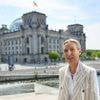 Chorgesang, Hupen und Anti-AfD-Slogans: Sommerinterview mit Alice Weidel geht in Demo-Lärm fast unter