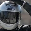 Als motorrijders op hun helm tikken denken ze niet dat je gek bent, maar willen ze waarschuwen