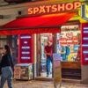 Polizei zieht Schusswaffe: 18-Jähriger überfällt Berliner Späti, sticht zu und kündigt Anschläge an
