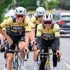 Met brede lach en speciaal shirt: Remco Evenepoel maakt op welgekomen rustdag tochtje met ploegmaats