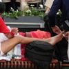 Ondanks een blessure aan de voet: Novak Djokovic in drie sets door naar derde ronde