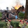 Grote brand verwoest twee kledingwinkels in centrum Laren, toegangswegen blijven afgesloten