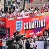 Empfang am Buckingham-Palast: Fans feiern Englands Fußball-Europameisterinnen in London