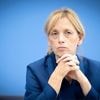 Gelder sollen gekürzt werden: Prien will Empfänger von Demokratieförderung "anlassbezogen" prüfen