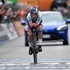 Roglic doet beste zaak in door regen geteisterde tijdrit, Nederlander Hoole pakt verrassend de dagzege