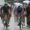 VIDEO. Tour de France 2025 : le résumé de la 17e étape remportée au sprint par le maillot vert Jonathan Milan malgré une chute après la flamme rouge