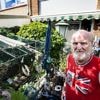 Piet (75) verloor 51 koikarpers omdat werklui hun peuken in de vijver mikten: 'Een voor een kwamen ze bovendrijven'