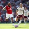 Arsenal op voorsprong tegen Manchester United, Calafiori straft flater Bayindir af