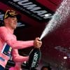 Mads Pedersen klopt Wout van Aert in sprint en verovert roze trui in Giro d’Italia: ‘Dit is heel mooi’