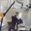 Fehlfunktion: Humanoider Roboter schlägt bei Tests um sich