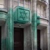 Lieux juifs aspergés de peinture verte : les trois suspects serbes ont été mis en examen