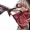 Kwetsbare vrouw (55) in rolstoel hardhandig beroofd van geld en pas: verdachte loopt later tegen de lamp
