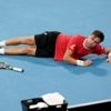 “Een barbaars beeld”: Raphaël Collignon overwint krampen en stunt tegen toptienspeler De Minaur, België op dubbele voorsprong na zege Zizou Bergs