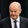 Freuen Sie sich über die Lage? : Scholz zeigt Reporter im Bundestag den Vogel
