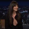 Dakota Johnson kiest 'verkeerd' jurkje in tv-show, presentator durft niet te kijken: 'Mijn ogen zitten hier'