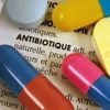 Pourquoi huiles essentielles et antibiotiques ne font pas toujours bon ménage