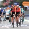 Arensman krijgt meteen tik in Giro d'Italia, Pedersen klopt Van Aert in openingsrit