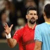 Klagende Djokovic simpel door op Roland Garros, Gauff vergeet rackets