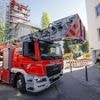 Aufwendiger Einsatz in Berlin-Friedrichshain: Feuerwehr rettet schwer verletzte Person mit Drehleiter aus Gebäude