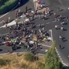 Almeida doet op slotklim ultieme poging om leider Vingegaard te lossen, demonstranten verstoren koers opnieuw