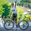 50 kilometer solo en 3 minuten voorsprong: Cian Uijtdebroeks boekt op indrukwekkende wijze allereerste profzege in bergrit Franse rittenkoers