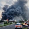 Mehrere Gasflaschen explodieren: Großbrand in Firmenhalle richtet Millionenschaden an