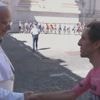 Opvallend moment voor start slotrit: renners krijgen pauselijke zegen