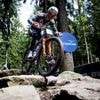 Van der Poel geeft na twee valpartijen op bij rentree op mountainbike