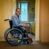 Gehbehindertes Ehepaar im Rechtsstreit: Der Vermieter will die Wohnung sanieren – und baut Barrieren ein