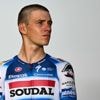 Meer dan 2.000 aanwezigen op ‘REV Ride’, maar Remco Evenepoel is er voor het eerst zelf niet bij wegens hoogtestage