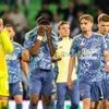 Ajax verliest koppositie aan PSV na tumultueuze slotminuut in Groningen (2-2)