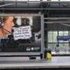 Polizeikritische Adbusting-Aktion in Berlin: Student bleibt gegen Geldauflage straffrei