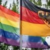 Buntes Durcheinander bei der Regenbogenflagge: Merz rollt ein, Klingbeil flaggt – aus Protest