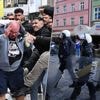 Veel vechtpartijen in de straten van Wroclaw: Betis- en Chelsea-fans op de vuist voor finale, politie zet waterkanon in