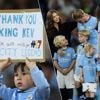Terwijl Kevin De Bruyne het moeilijk krijgt, laten City-fans met gezangen blijken wat ze van afscheid vinden
