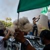 Auto’s in brand, snelwegen geblokkeerd: demonstranten en politie nog lijnrecht tegenover elkaar in Los Angeles