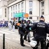 Praalwagen N-VA bekogeld met flessen tijdens Brussels Pride