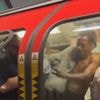 KIJK. Razende metropassagier mag niet uit hete Londense wagon en trapt raam in