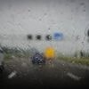 Olie, rubberdeeltjes en regenbui maken wegen even spekglad