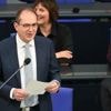 Befragung im Bundestag: Dobrindt: Bundespolizei hält Grenzkontrollen länger durch