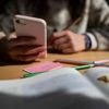Umfrage: Mehrheit für Beschränkung privater Handynutzung an Schulen